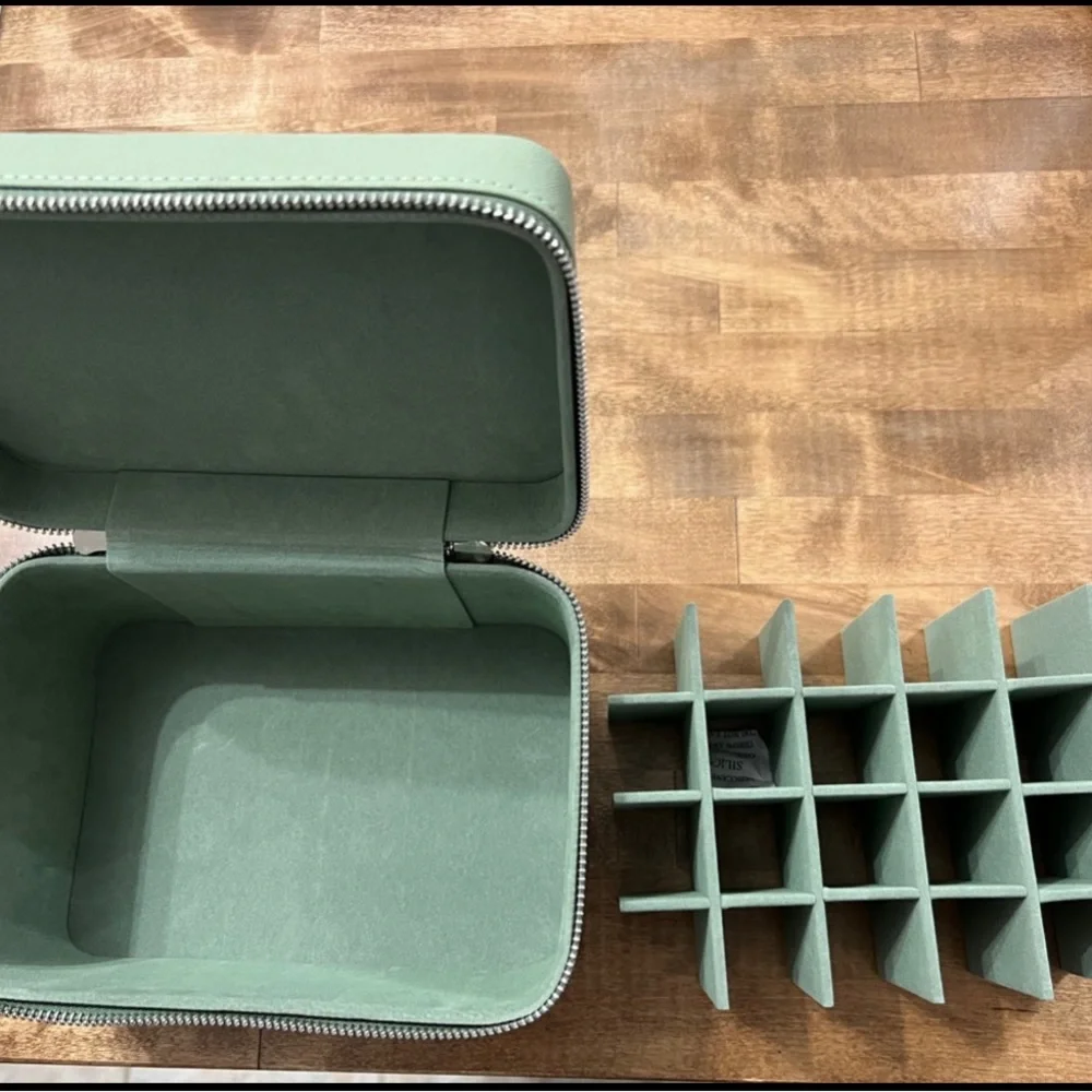 Doterra Train Case - Picture 4 of 4